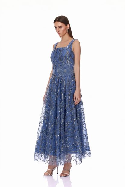 Robe de soirée bleue brodée